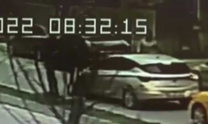 İstanbul Kağıthane'de trafikte korku dolu anlar: Kadın ve çocuğunun olduğu araca tekme ve yumruklarla daldı