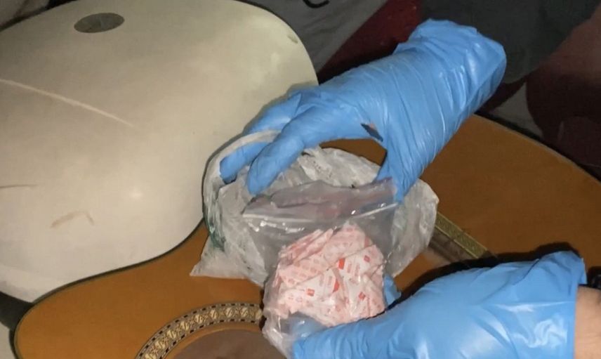 İstanbul Kağıthane'de uyuşturucu tacirlerine operasyon: Gitardan esrar, yem çuvalından silah çıktı!