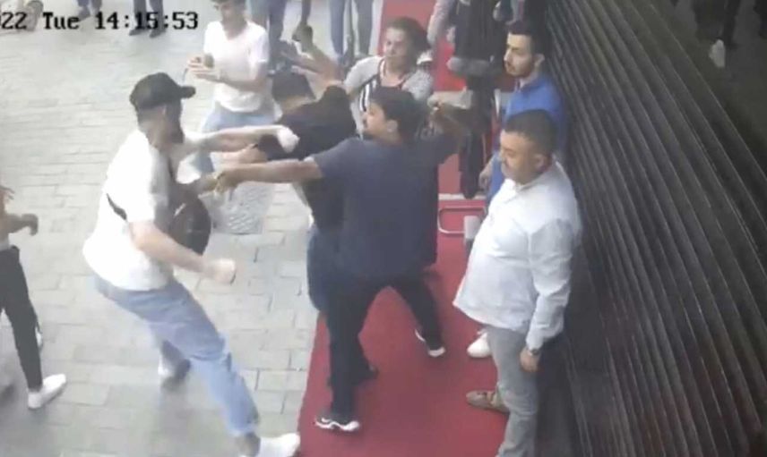 İstanbul Laleli'de esnaflar arasında dehşet kavga: O anlar kameralara yansıdı!