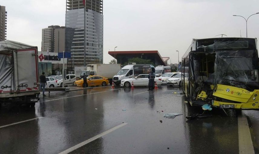 İstanbul Maltepe'de İETT Otobüsü ile Kamyonet Çarpıştı