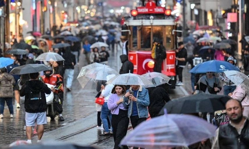 İstanbul sele teslim oldu: Cadde ve sokaklar sudan görünmedi