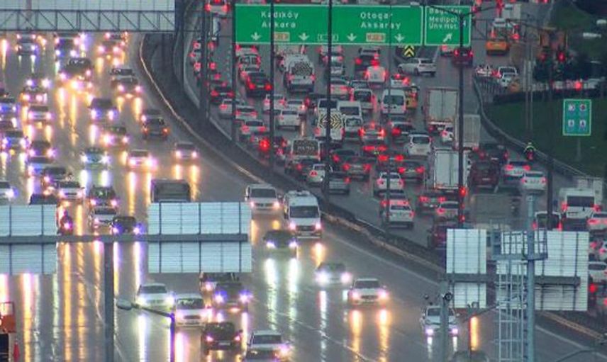 İstanbul'da Kar Trafik Yoğunluğuna Neden Oldu