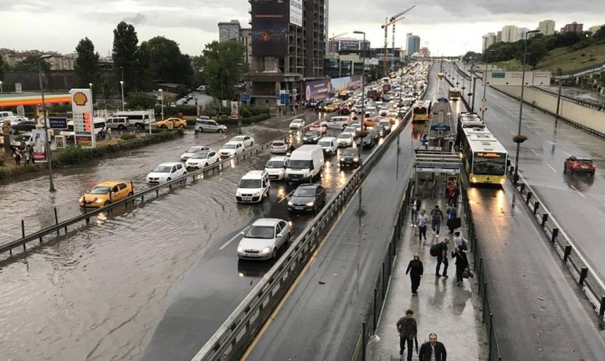 İstanbul trafiğine sağanak yağış etkisi: Yoğunluk yüzde 80’in üzerine çıktı