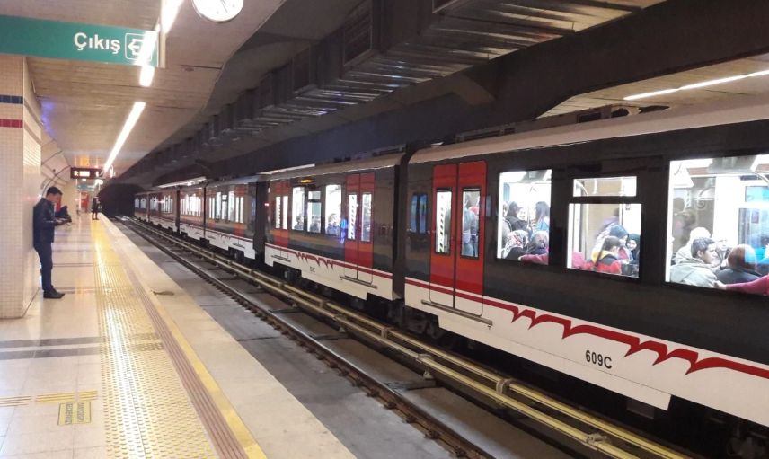 İstanbul ulaşımında kritik an: Metro hattındaki arıza büyük yoğunluk ve kuyruklara neden oldu!