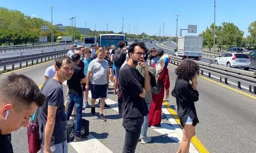 İstanbul yine bildiğimiz gibi! Metrobüs arıza yaptı, yolcular yolda mahsur kaldı