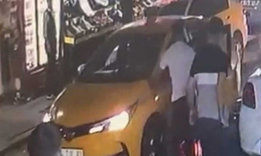 İstanbul Zeytinburnu'nda taksici ile motosikletli sürücü arasında kavga! Çarptı diye ezmeye kalktı: O anlara kameralara yansıdı
