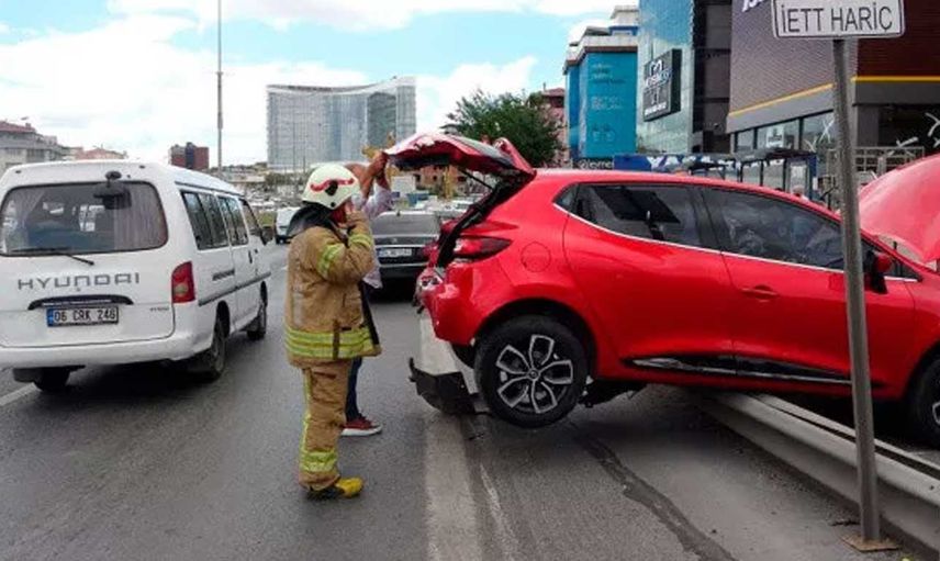 İstanbul'da akılalmaz kaza! Fren yerine gaza basınca başına gelmeyen kalmadı