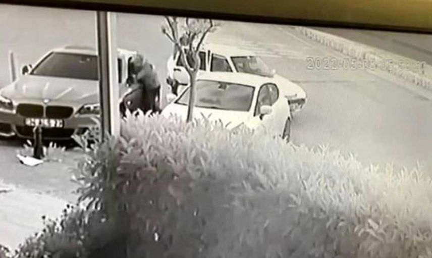 İstanbul'da araçların hayalet göstergelerini çalan hırsızlar, kendilerini fark eden otobüs şoförünü tehdit etti: O anlar kameralara yansıdı