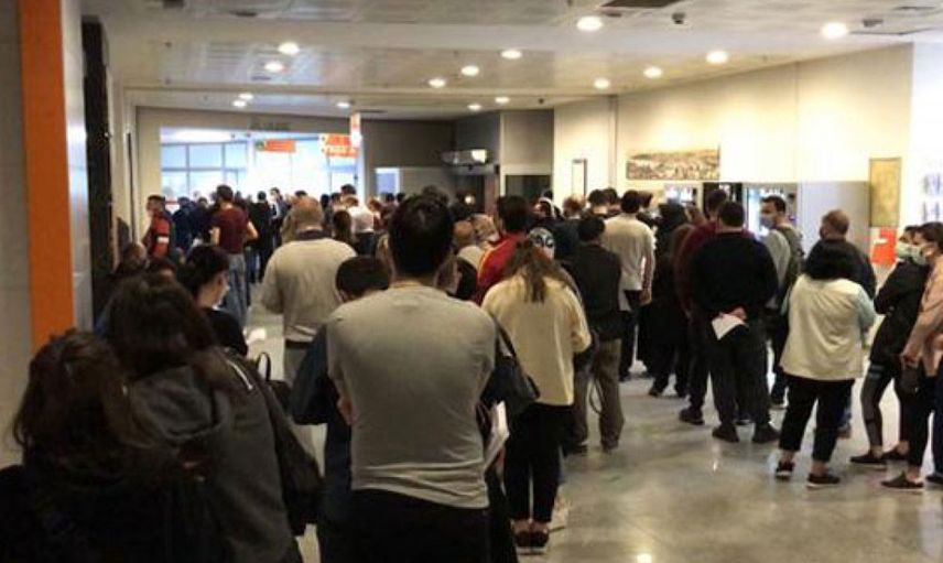 İstanbul'da Aşı Olmak İsteyen Vatandaşların Hastanelerde Uzun Kuyruklar Oluşturdu