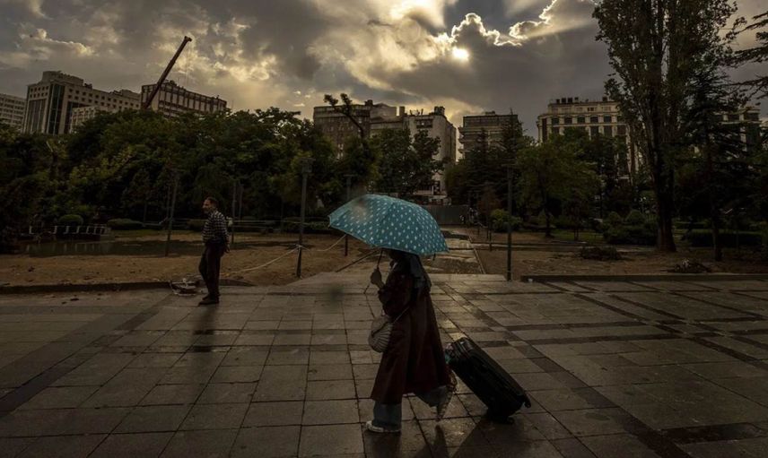 İstanbul’da aynı gün iki farklı hava: Dün rekor sıcaklıklar bugün sağanak yağış