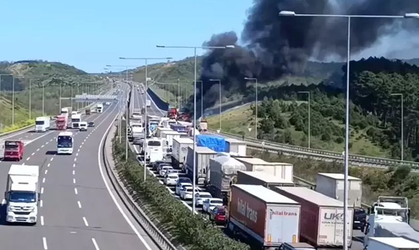 İstanbul'da bayram yolculuğu mesaisi yaşanıyor: Araç ve uçak trafiği arttı