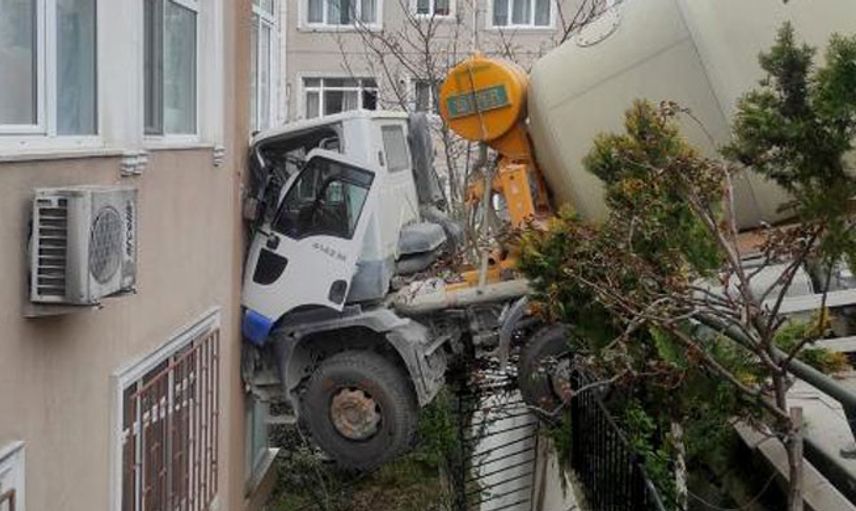 İstanbul’da Beton Mikseri 6 Katlı Binaya Çarptı