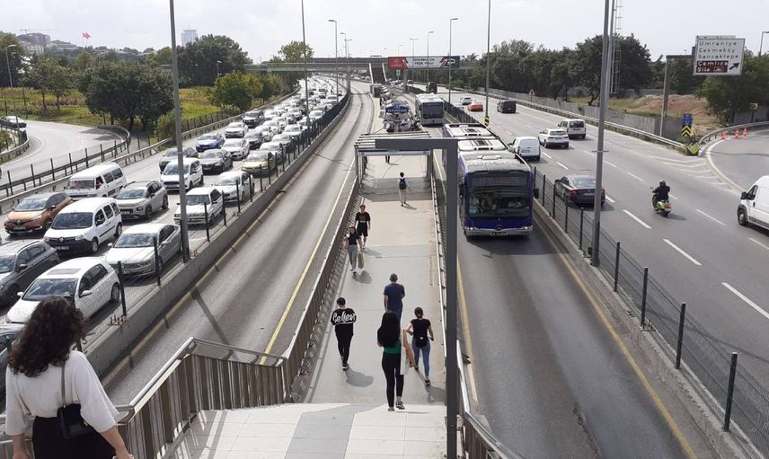 İstanbul’da büyük panik: Arızalanan metrobüsten dumanlar çıktı! Yolcular hemen tahliye edildi