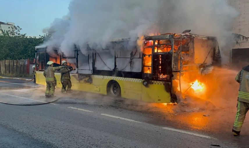 İstanbul’da büyük panik: Seyir halindeki İETT otobüsü alev aldı