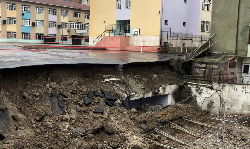 İstanbul'da Çocuklar Faciadan Döndü: İlkokul'un Bahçe Duvarı Çöktü!
