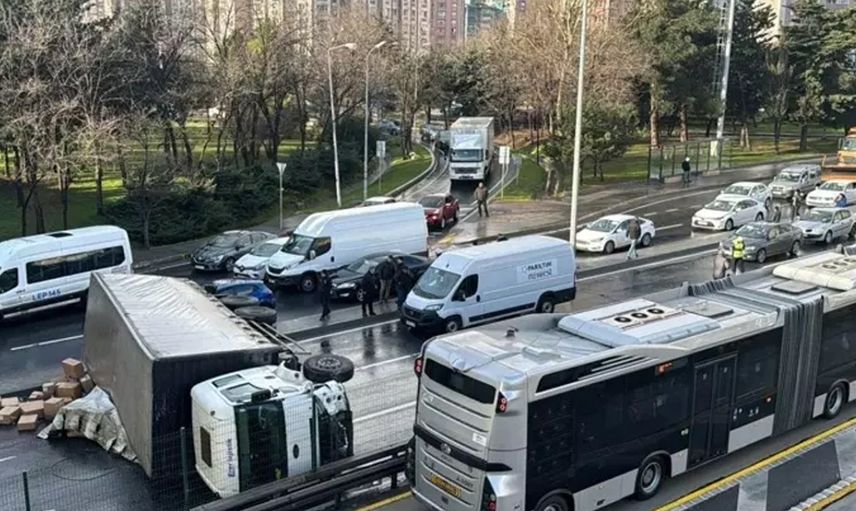 İstanbul’da E-5 Karayolu'nda meydana gelen korkunç kaza: Kamyon devrildi, trafiği felç etti!