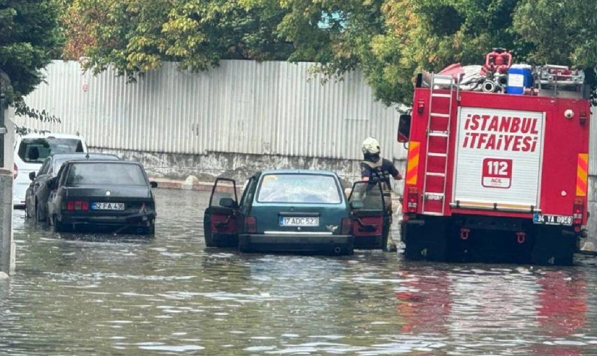 İstanbul’da Eylül ayı yağışlı başladı: Sokaklar ve caddeler göle döndü