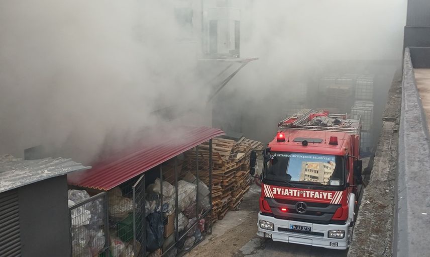 İstanbul’da fabrika alev alev yandı: Ekipler müdahale ediyor