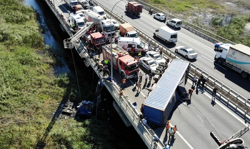 İstanbul'da feci kaza! Büyükçekmece'de tır ikiye bölündü, trafik felç oldu!