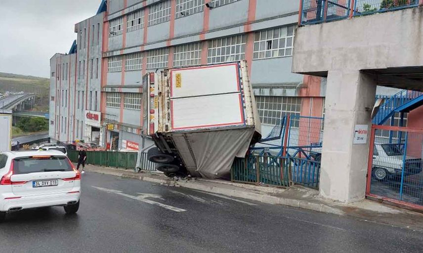 İstanbul'da feci kaza: İkitelli'de kontrolden çıkan tır bir işyerinin bahçesine uçtu!