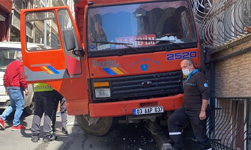 İstanbul’da Freni Boşalan Kamyonet Binalara Zarar Verdi