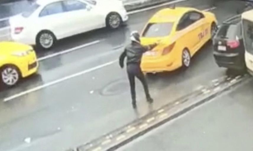 İstanbul'da gündüz vakti korku dolu anlar güvenlik kamerasına yansıdı!