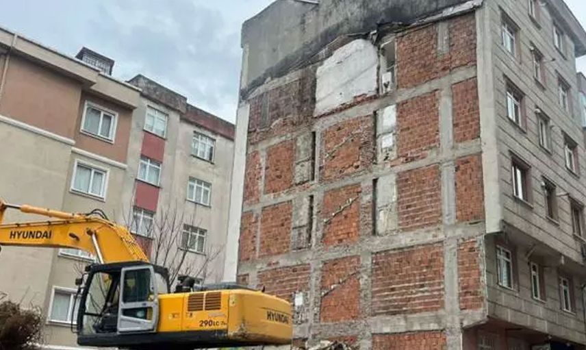 İstanbul’da hayret verici görüntü: Duvar yıkıldı tuvalet açıkta kaldı!