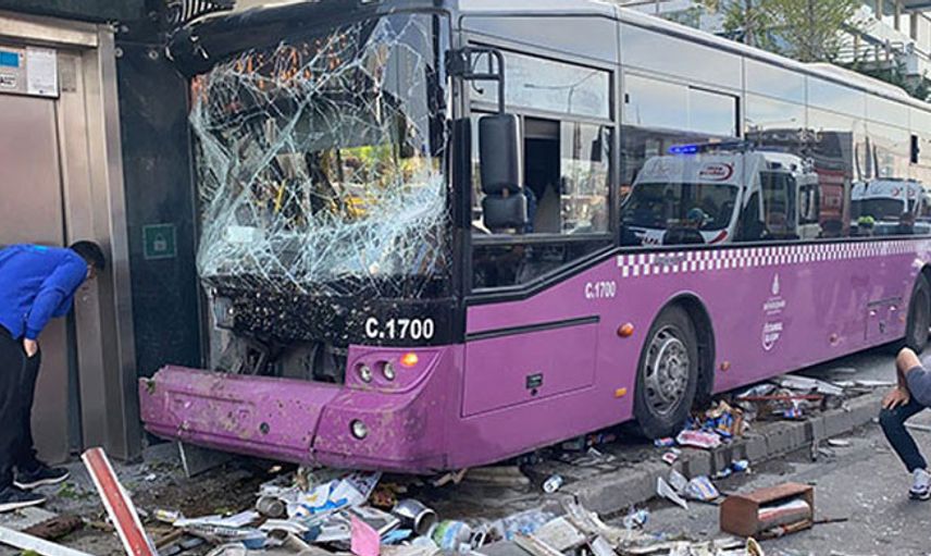 İstanbul’da İETT Otobüsü Büfeye Çarptı