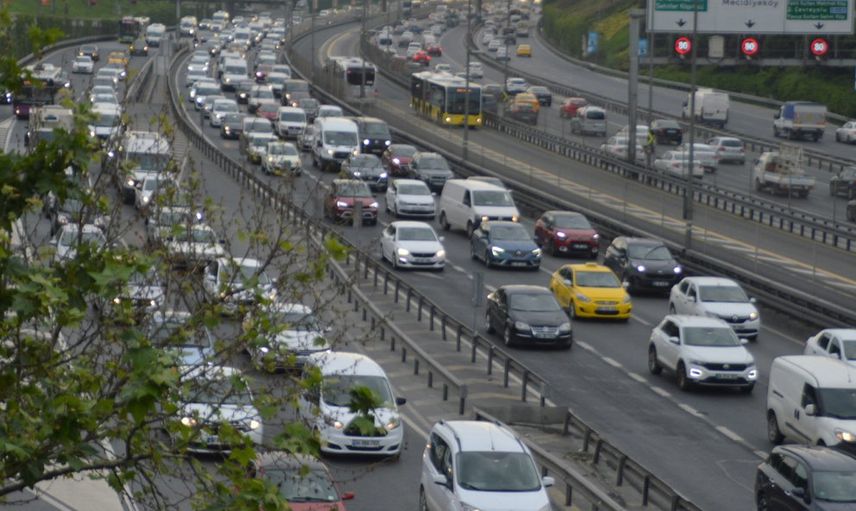 İstanbul'da İlk İş Gününde Trafik Durma Noktasına Geldi!