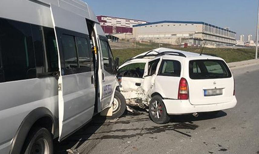 İstanbul'da İşçi Servisi ile Ticari Aracın Çarpıştığı Kazada 8 Kişi Yaralandı