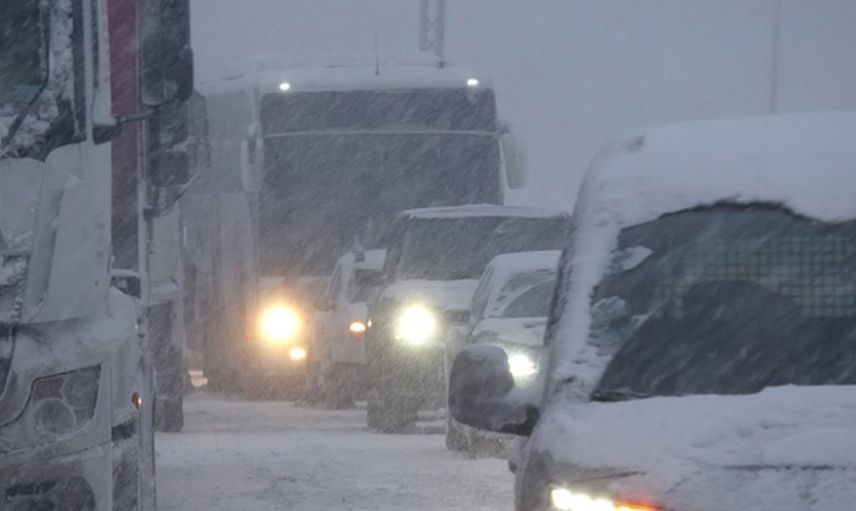 İstanbul'da Kar Hayatı Felç Etti: Tuzlanmayan Yollar Araçların Kabusu Oldu!