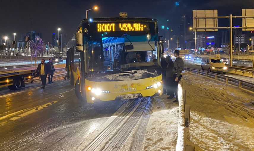 İstanbul'da Kar Lastiği Olmayan İETT Otobüsü Yolda Kaldı!