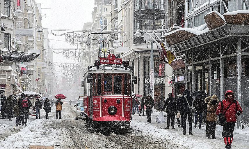 İstanbul'da Kar Yağışı Hayatı Olumsuz Etkiledi! Uçuşlar İptal Edildi, Trafik Kilitlendi