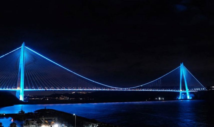 İstanbul'da Köprüler Engelli Haftası Dolayısıyla Mavi Işıkla Aydınlatıldı