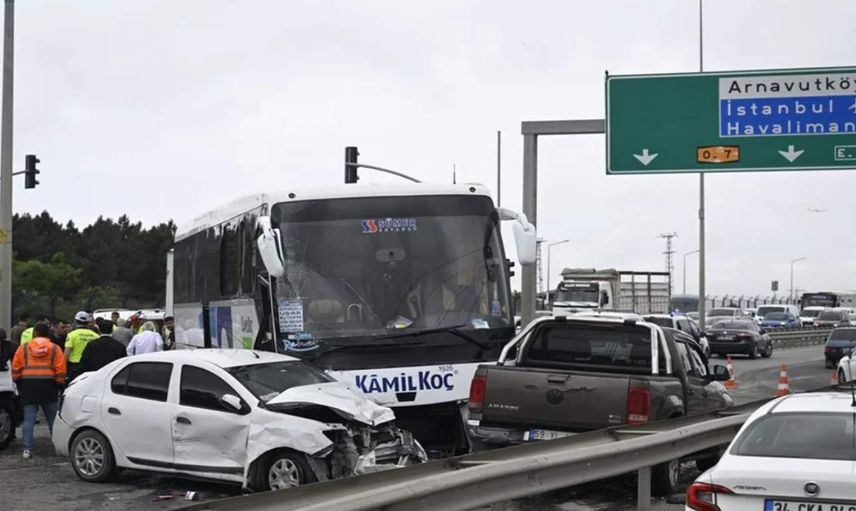İstanbul’da korkunç kaza: Yolcu otobüsü çok sayıda araca çarptı! Yaralılar var