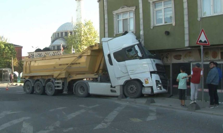 İstanbul'da korkutan anlar kameraya yansıdı: Çatıya çıkıp ortalığı savaş alanına çevirdi