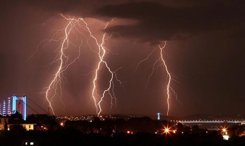 İstanbul'da korkutan gece! 7 bin şimşek adeta geceyi gündüze çevirdi!