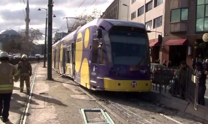 İstanbul’da korkutan kaza: Kabataş’ta tramvay yoldan çıktı