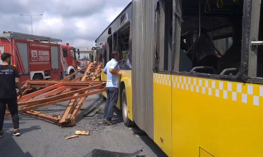 İstanbul'da korkutan kaza! Kamyondan düşen demirler İETT otobüsüne saplandı, çocuklar da dahil olmak üzere çok sayıda yaralılar var