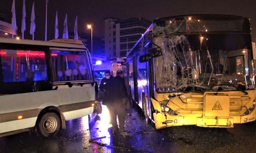 İstanbul'da Korkutan Kaza: Maltepe’de İETT Otobüsü Yolcu Bekleyen Minibüse Çarptı