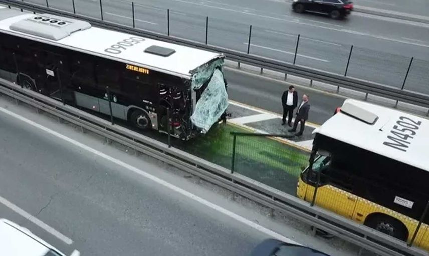 İstanbul'da korkutan kaza! Metrobüsler kafa kafaya çarpıştı: O anlar kameralara yansıdı