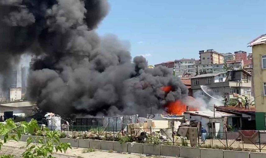 İstanbul'da korkutan yangın: Ataşehir’de kağıt toplayıcılarına ait karton deposu yandı!