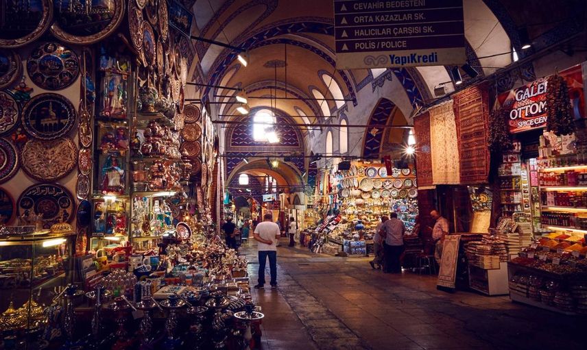 İstanbul’da korkutan yangın: Kapalıçarşı’nın çatısı alev aldı