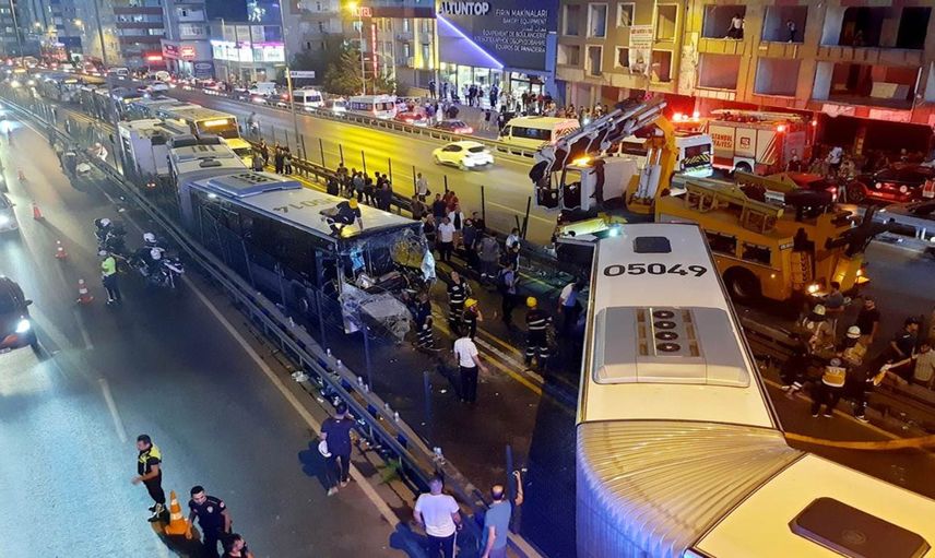 İstanbul’da korkutucu kaza: Metrobüsler birbirlerine girdi! 42 yaralı var