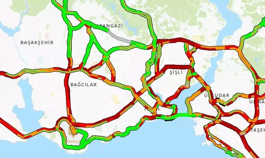 İstanbul'da kuvvetli yağış trafiği felç etti!