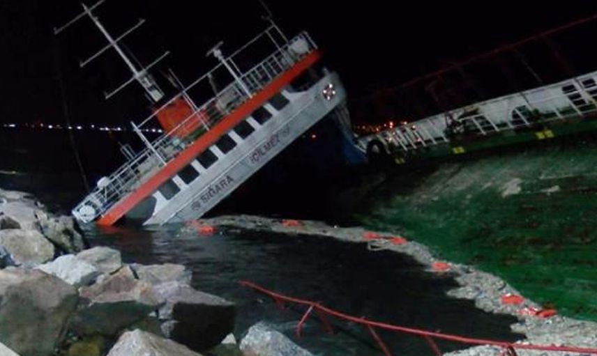 İstanbul’da Lodos Sebebiyle Kıyıya Oturan Gemi Su Alarak Battı
