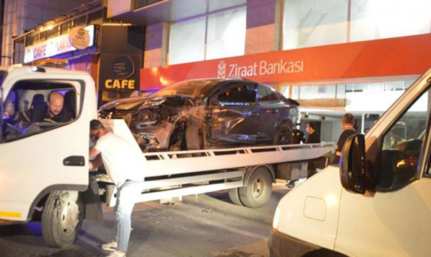 İstanbul’da Makas Atarak İlerleyen Trafik Magandası Bankaya Çarptı