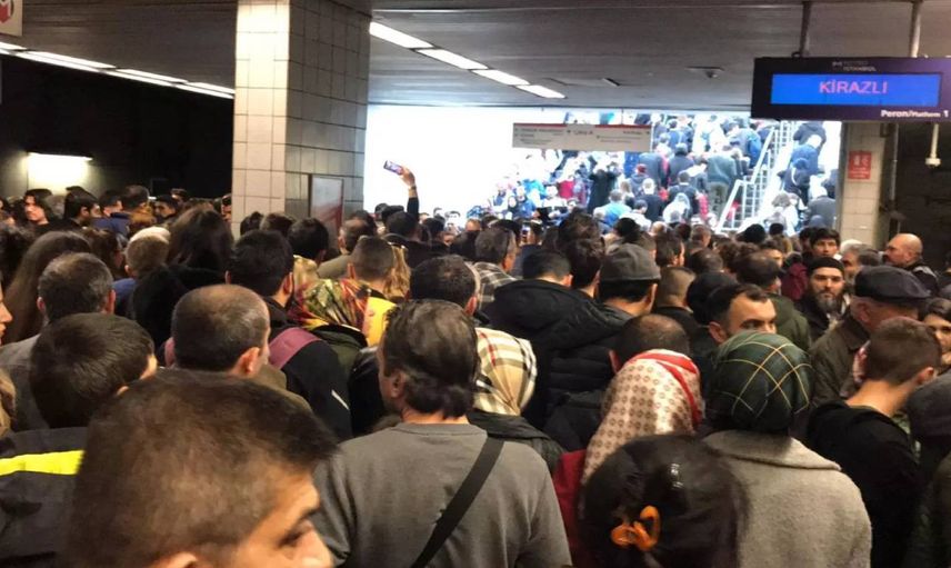 İstanbul’da metro arızalandı: Vatandaşlar dakikalarca dışarı çıkamadı