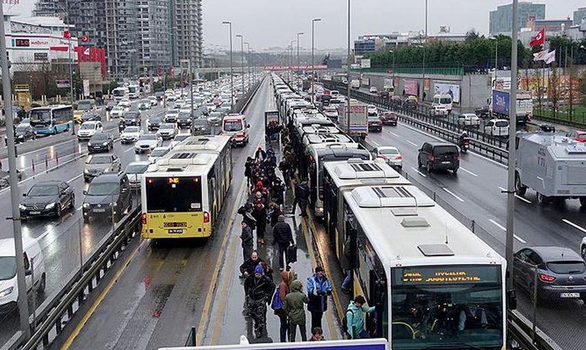 İstanbul'da Metrobüs Krizi! Yine Arıza Yaptı!