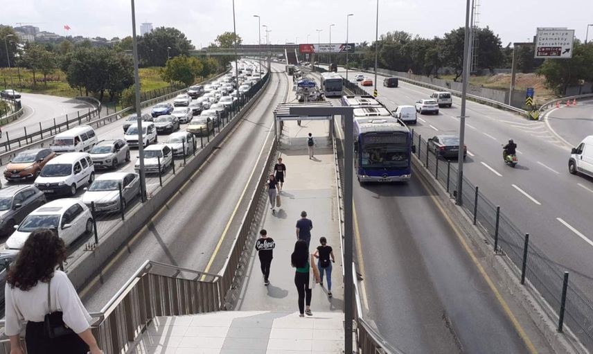 İstanbul’da metrobüs arızalandı: Seferlerde aksama meydana geldi